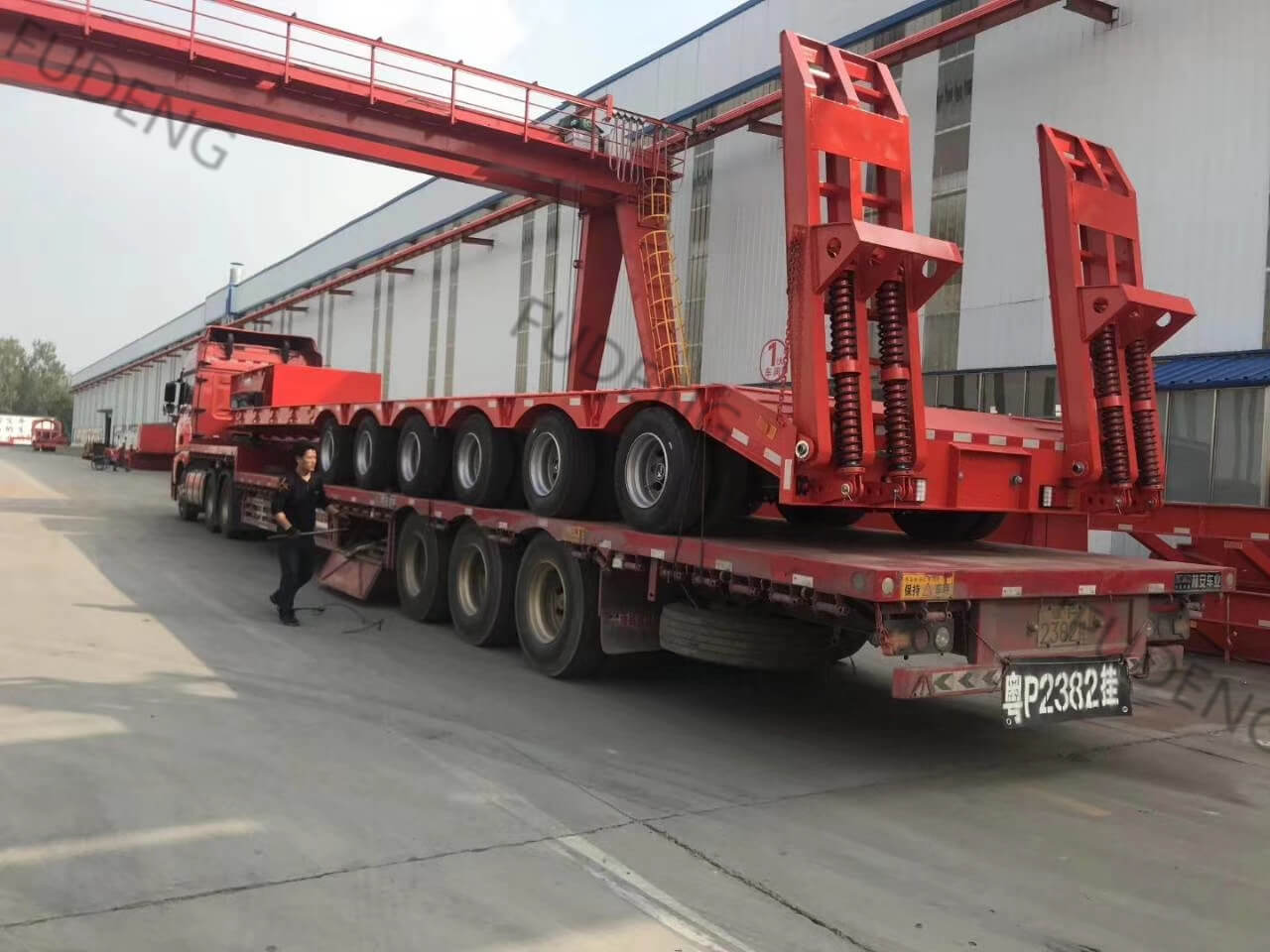 Should I Choose Which Kind of Low Bed Semi Trailer to Transport Heavy Duty Equipment?