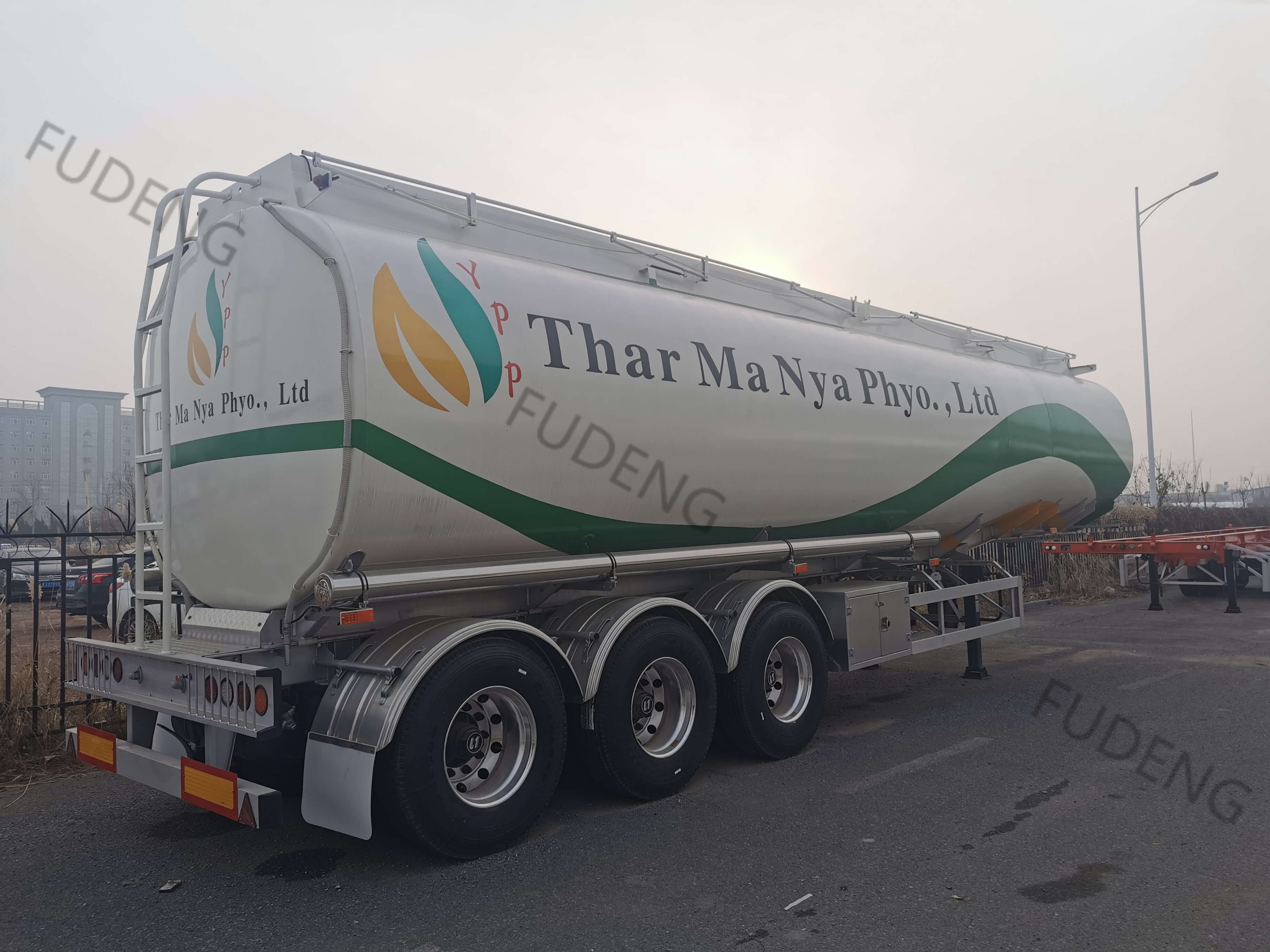 Aluminum fuel tanker trailer(1)