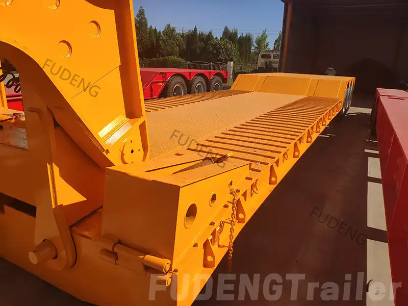 3 Axles Detachable gooseneck low boy 4